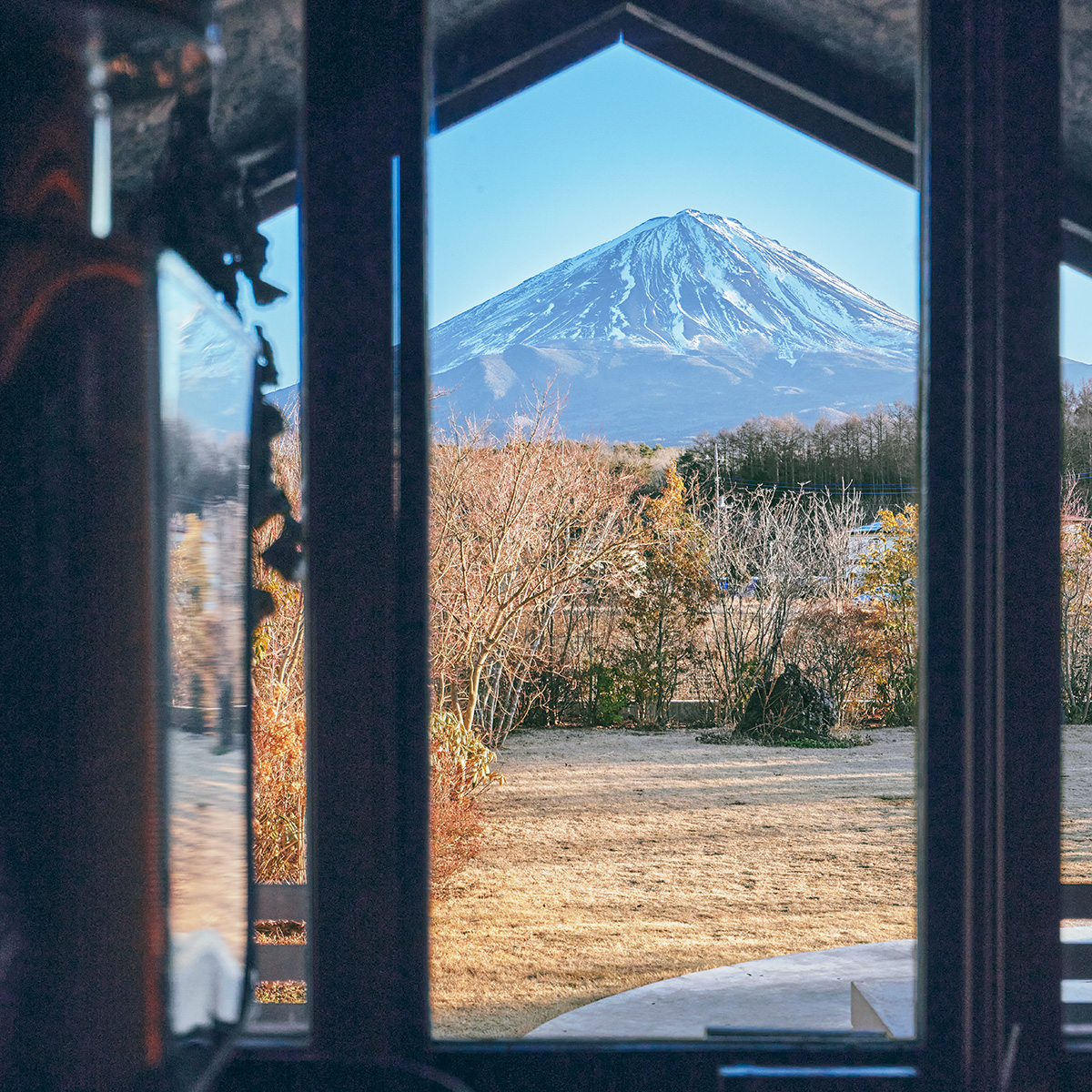 トレーラー式サウナカーの中からの眺め。三角屋根と富士の頂がシンクロ。