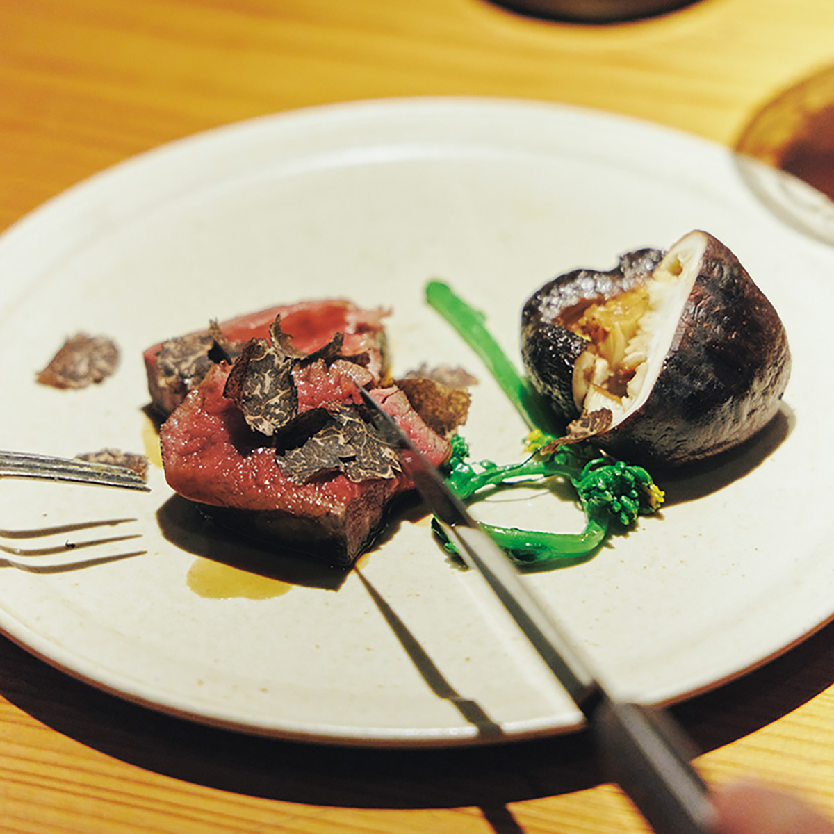 炭や薪を使った料理が楽しめるレストラン〈HINOMORI〉。じっくり火入れされた経産牛のヒレ肉。