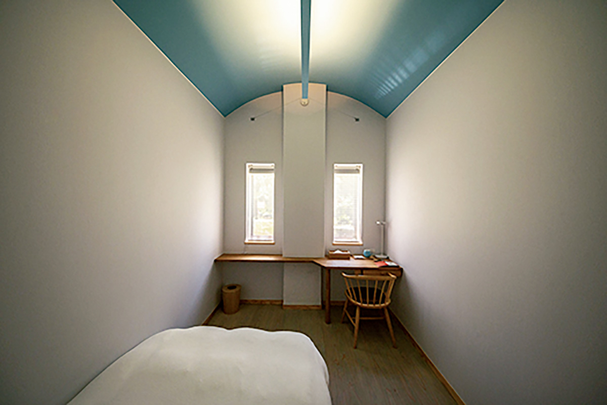 コルビュジエ設計の修道院に着想を得た「思索のための部屋」。