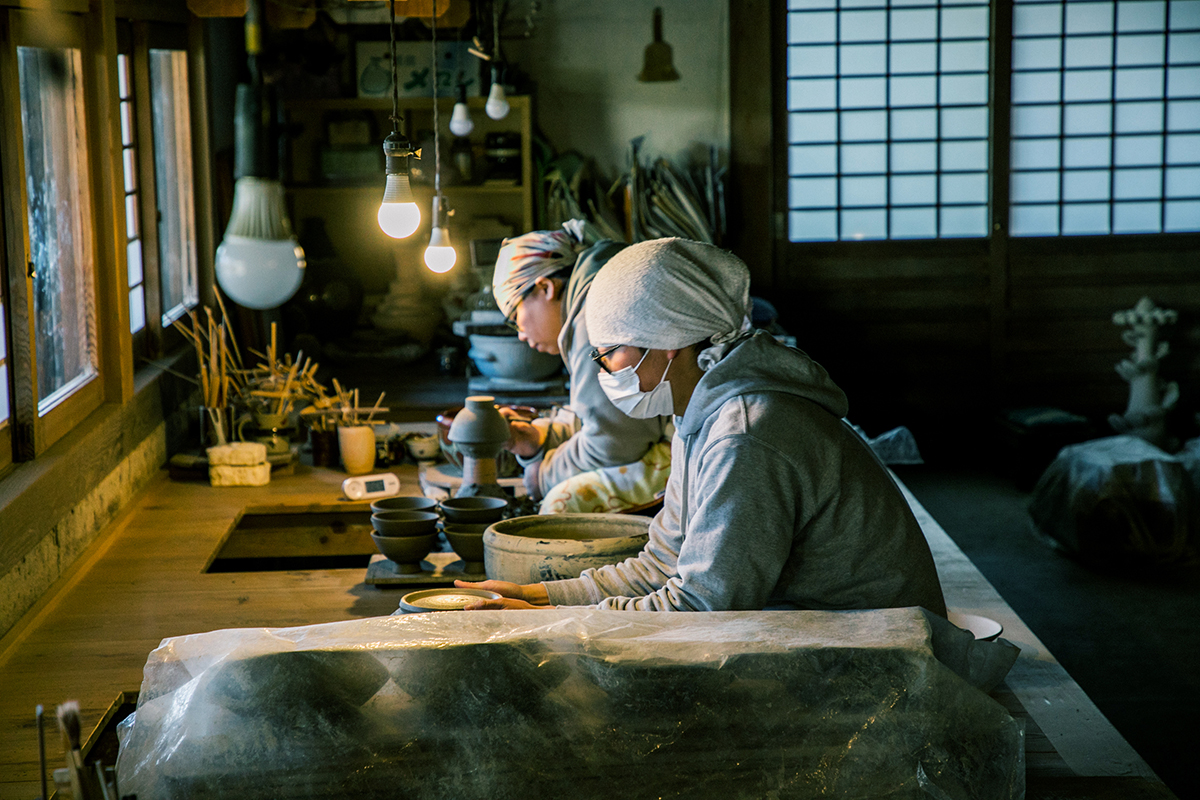 現在の濱田窯。80代の大ベテランから１年目の新人まで、年齢やキャリアもさまざまな職人が働く。