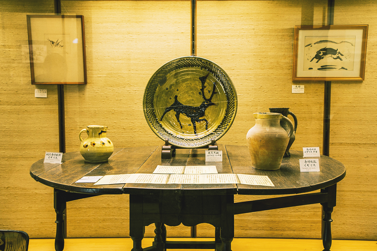 庄司に多大な影響を与えた英国人陶芸家、バーナード・リーチの大皿作品（中央）。