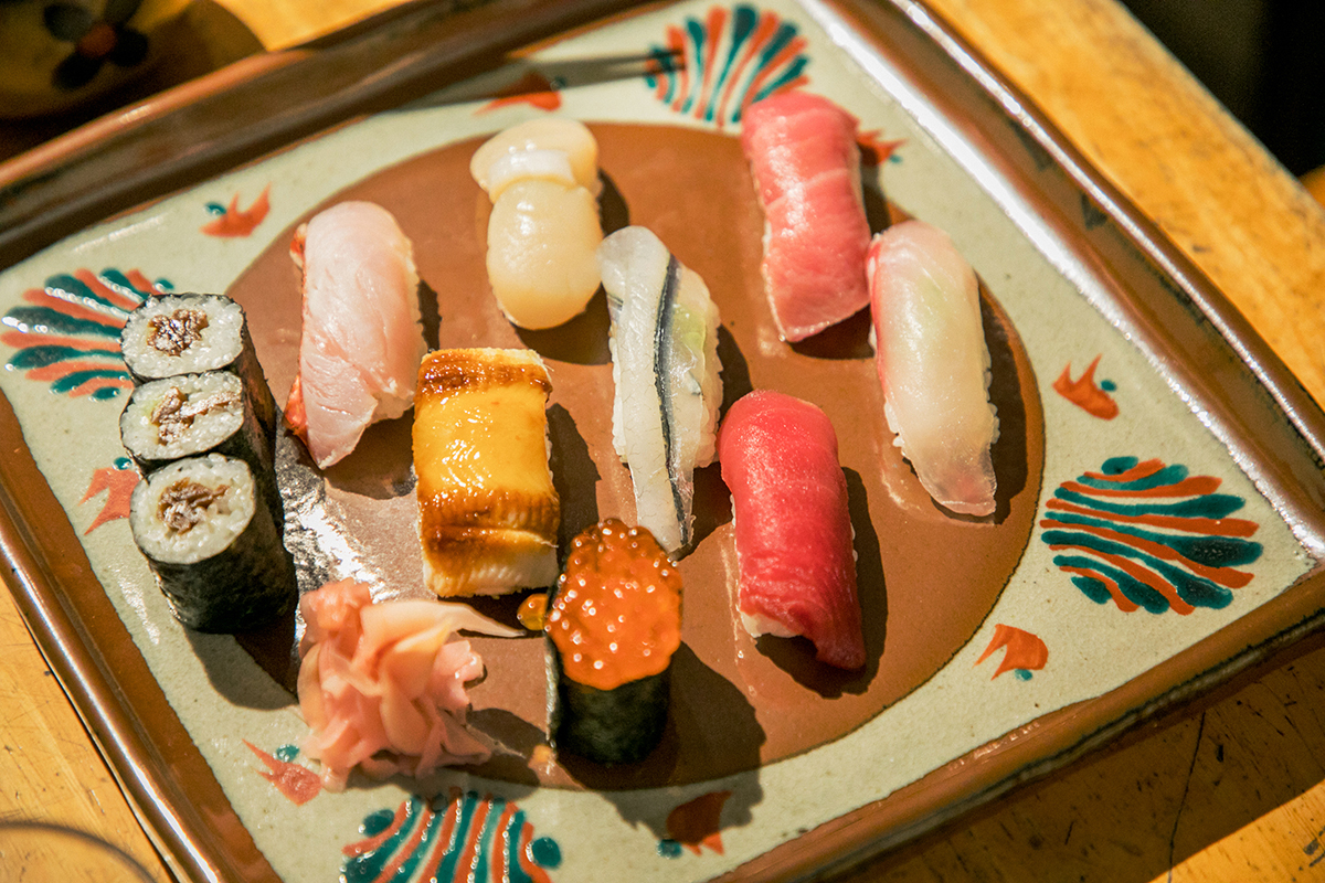 東京の江戸前鮨の名店で腕を磨いた主が営む〈寿司冨〉の寿司。友緒さん作の大皿に盛られ、美しさもひとしお。