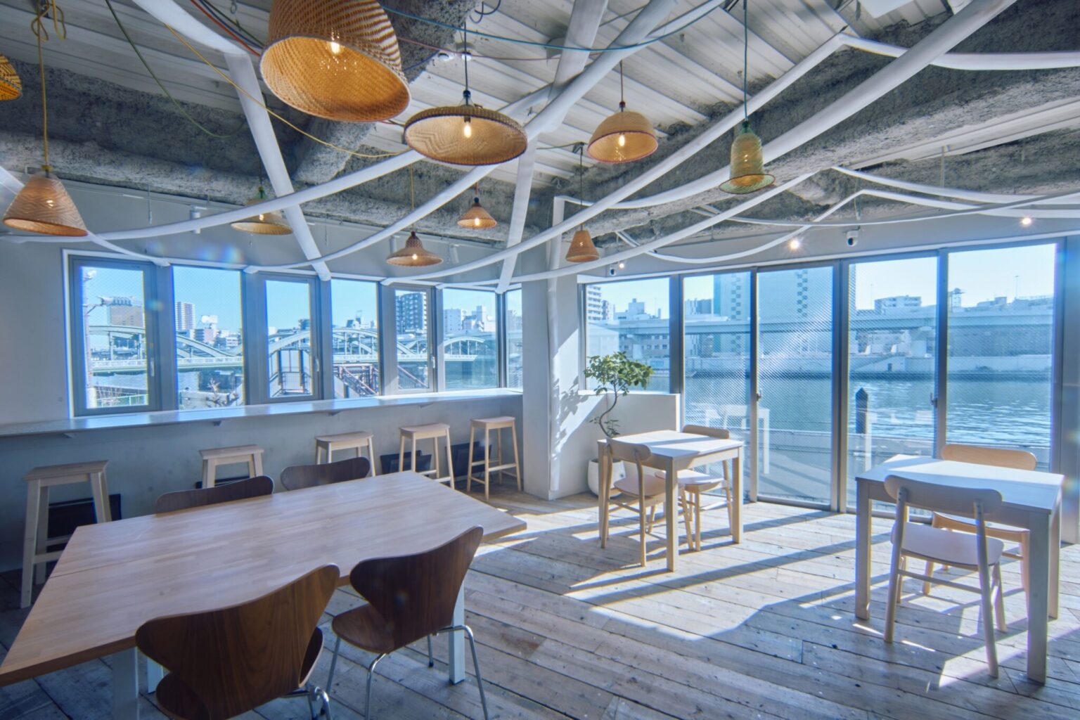 隈研吾氏が建築した2階のカフェ。