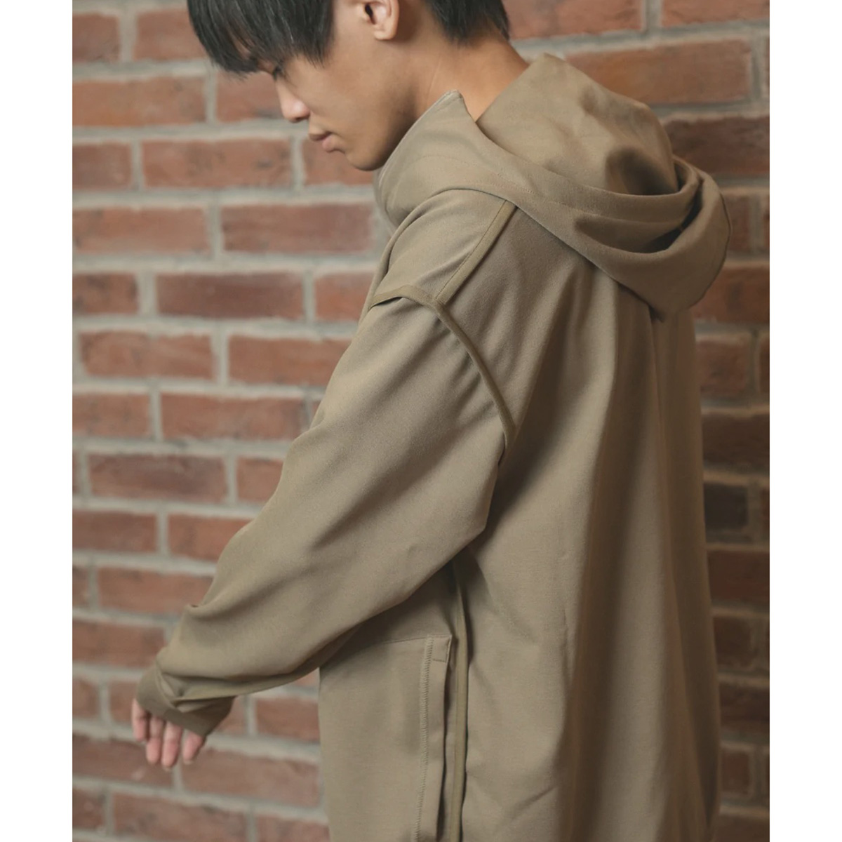 感覚過敏の課題解決の1つとして、加藤さんが立ち上げたアパレルブランド《KANKAKU FACTORY》の服（上写真で着用）は縫い目外側・タグなしをコンセプトにしている。提供：株式会社クリスタルロード 感覚過敏研究所