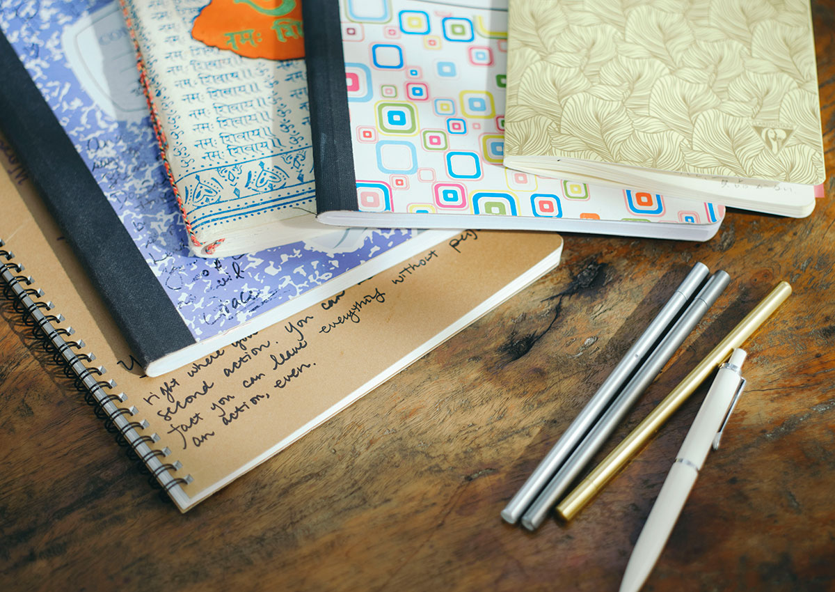 吉川さんのノートやペンは旅先で購入した、思い出が詰まったものばかり。左のプレーンの表紙には特に大事にしている言葉や、いつでも思い出したい言葉を記している。
