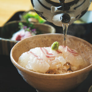 お刺身、胡麻だれを味わったあとは、香り高く滋味深いだしをたっぷりとかけてお茶漬けに。