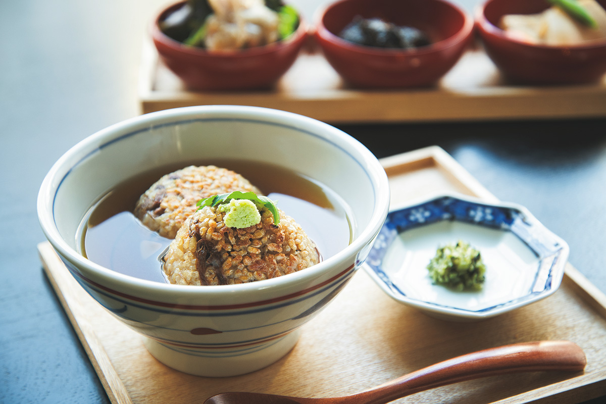 焼きおにぎり茶漬けのほか、信州地鶏「真田丸」の胸肉たたきサラダなど前菜が3種つく。