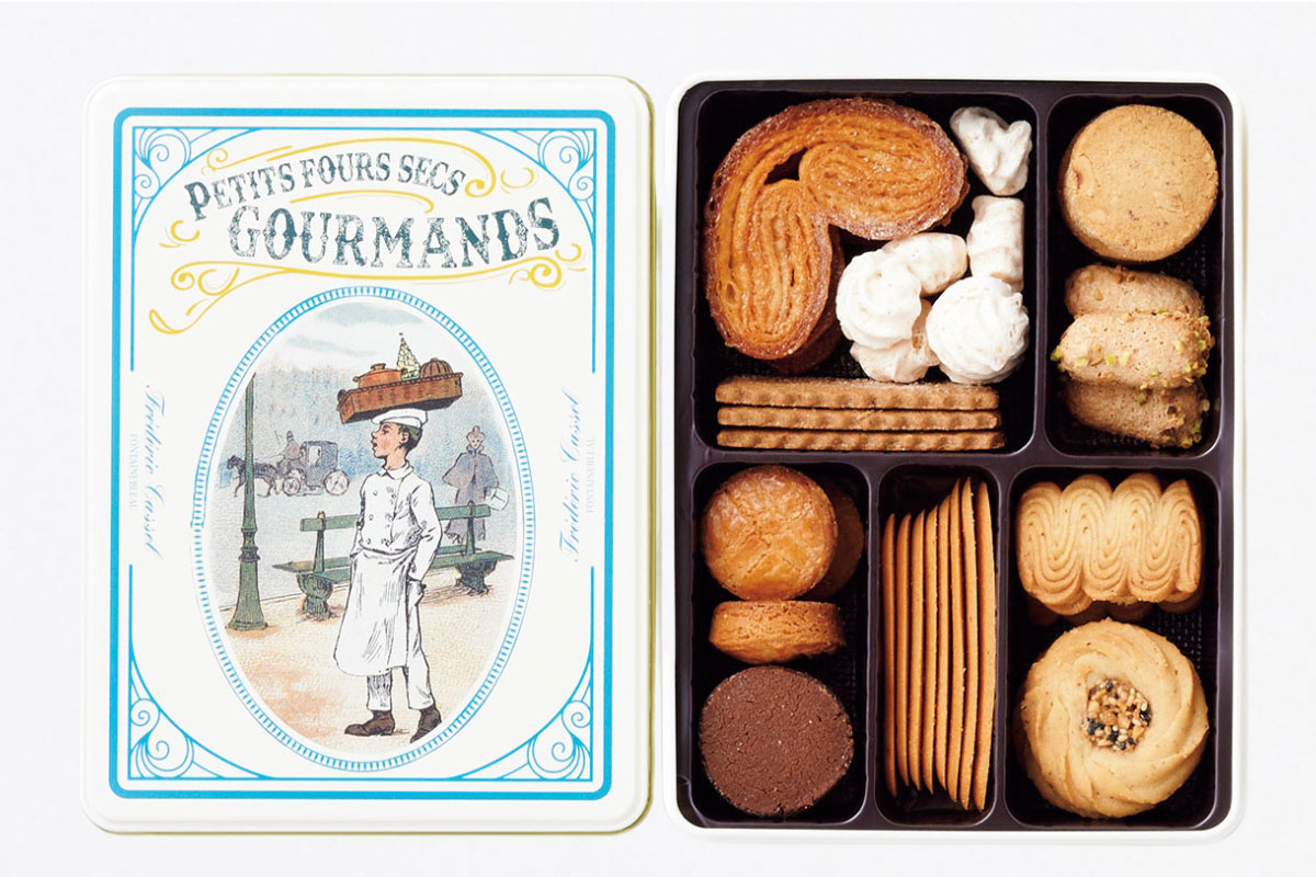 フランスを旅しているような気分になれる10種類の焼菓子が入った「ボワット・グルマン」。「レトロなデ
ザインシールと、缶を開けたときのわくわく感がたまりません」／¥4,536
