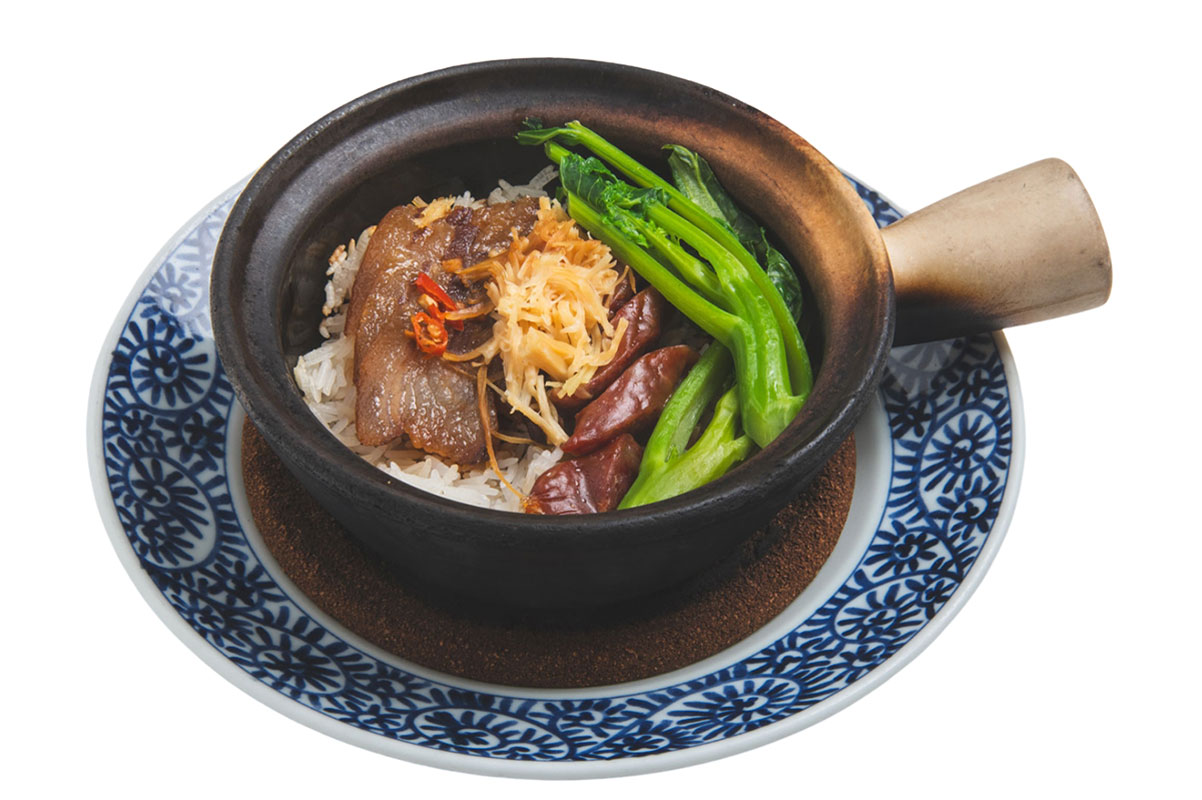 〈喜記 銀座店〉自家製干し肉、中華腸詰、干貝柱、ガイランの煲仔飯…1,500円