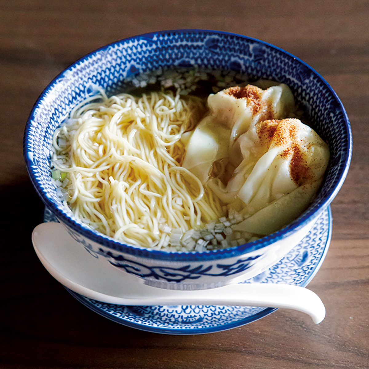専門店時代の看板メニューである「担担麺」と人気を二分する「香港海老雲呑麺」1,200円。