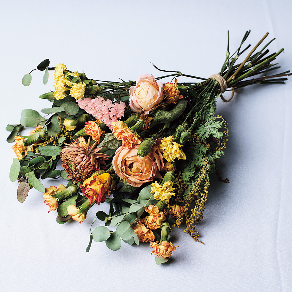 廃棄・規格外の花を独自の乾燥技術により、生花に近い華やかな色と形を保ったまま短時間でドライフラワーに。スワッグ2,500円～。