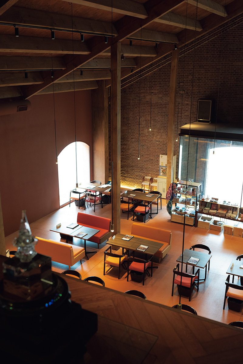 建物正面のれんが壁は明治時代のもの。カフェにミュージアムショップを併設。