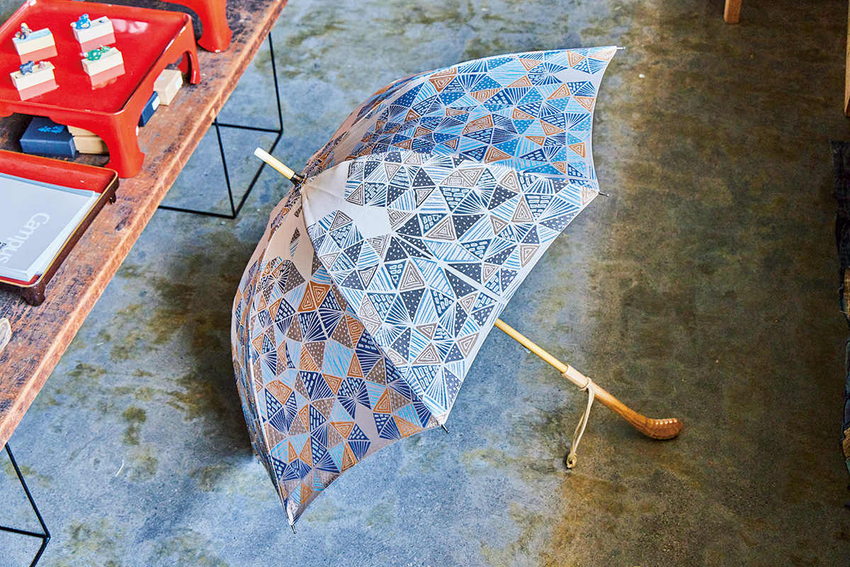 雨の降る中に咲く花という意味が込められた晴雨兼用傘「雨花」25,300円。