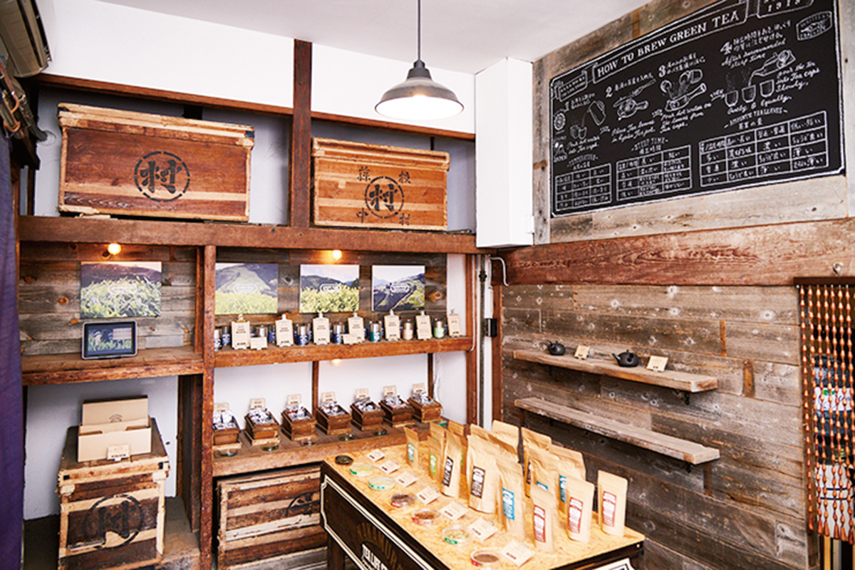 茶葉の手揉みに使っていた台「焙炉」を商品棚に活用した内装は歴史を感じる。