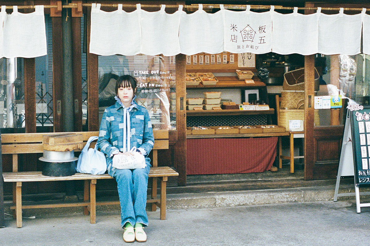 板五米店のベンチに座るモトーラ世理奈