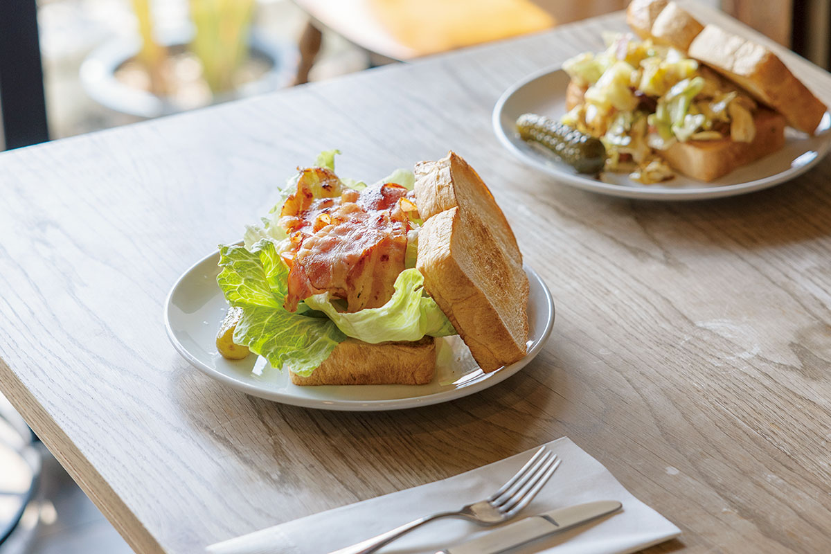 BLT（2,100円）とキャベツ＆ベーコン（2,050円）。「広島のキャベツはお好み焼き向き。肉厚で甘味がある」とトムさん。