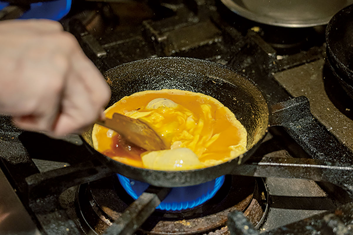 厚焼き玉子は、贅沢に卵4つ分も使用している。
