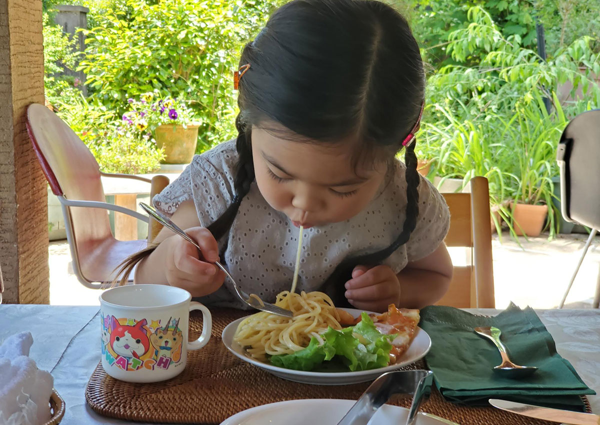 NOANOAのパスタを食べる田中さんの娘さん
