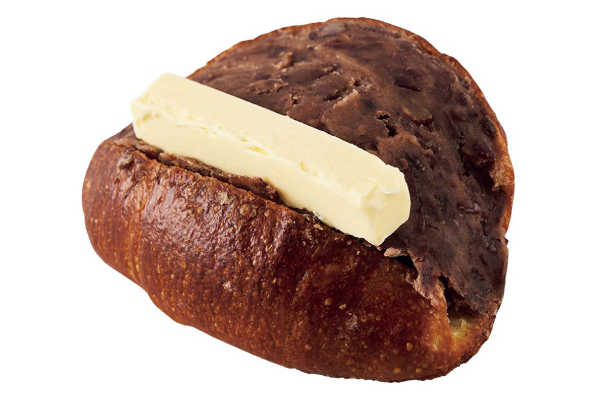 大量のあんこでパンがはち切れる勢い！　塩ぱんDEあんバター320円。