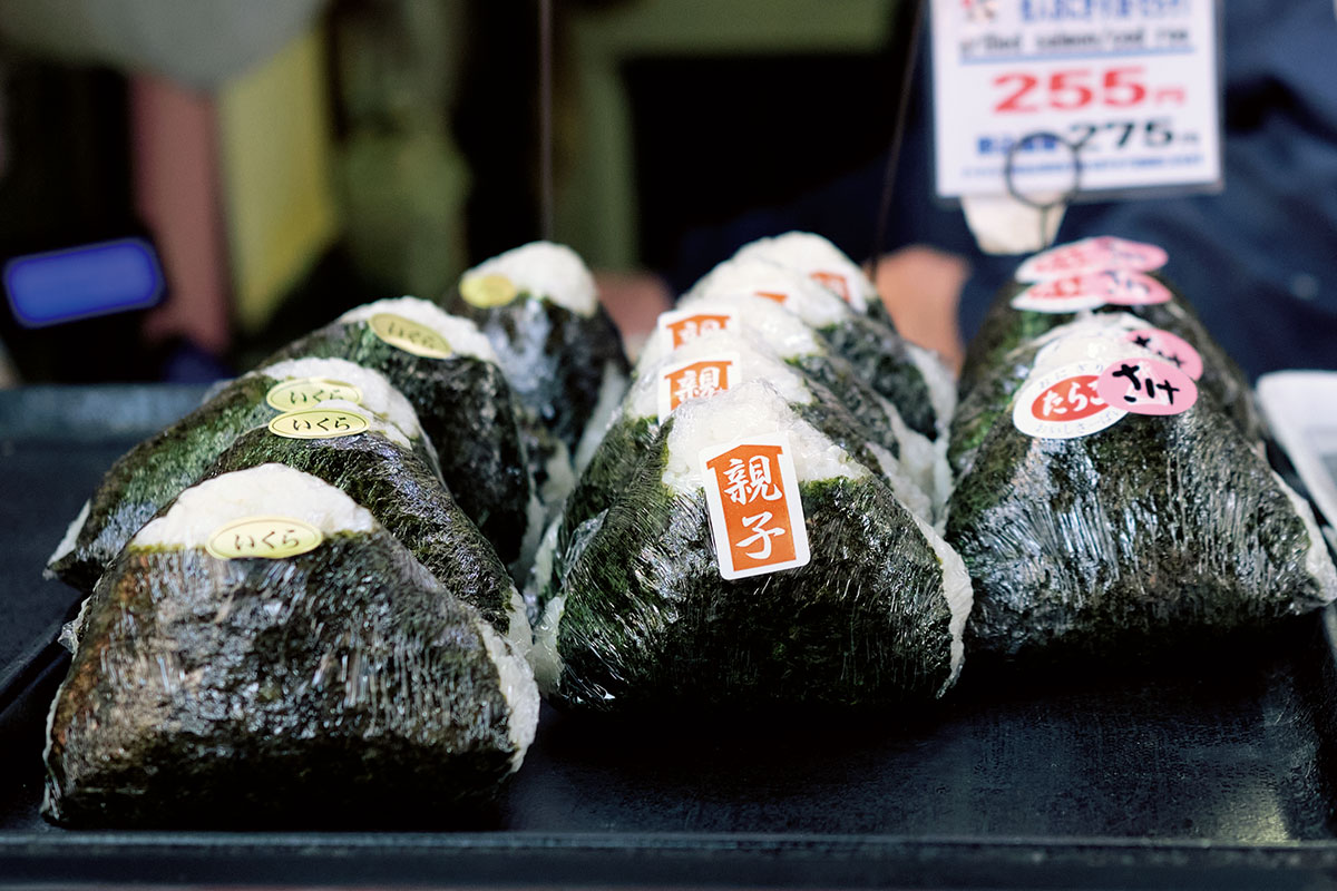 福々しい姿のおにぎりたち。どれもまだ温かい。鮭ハラス301円、煮たらこ275円、鮭とイクラが入った「親子」412円など具材は約40種。1日に1,000個近くが売れていく。