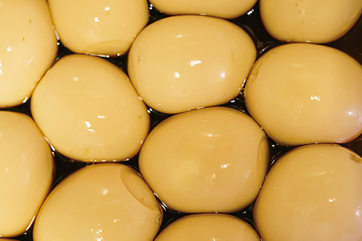 名物「バクダン」の自家製煮卵。中身はトロトロの半熟！