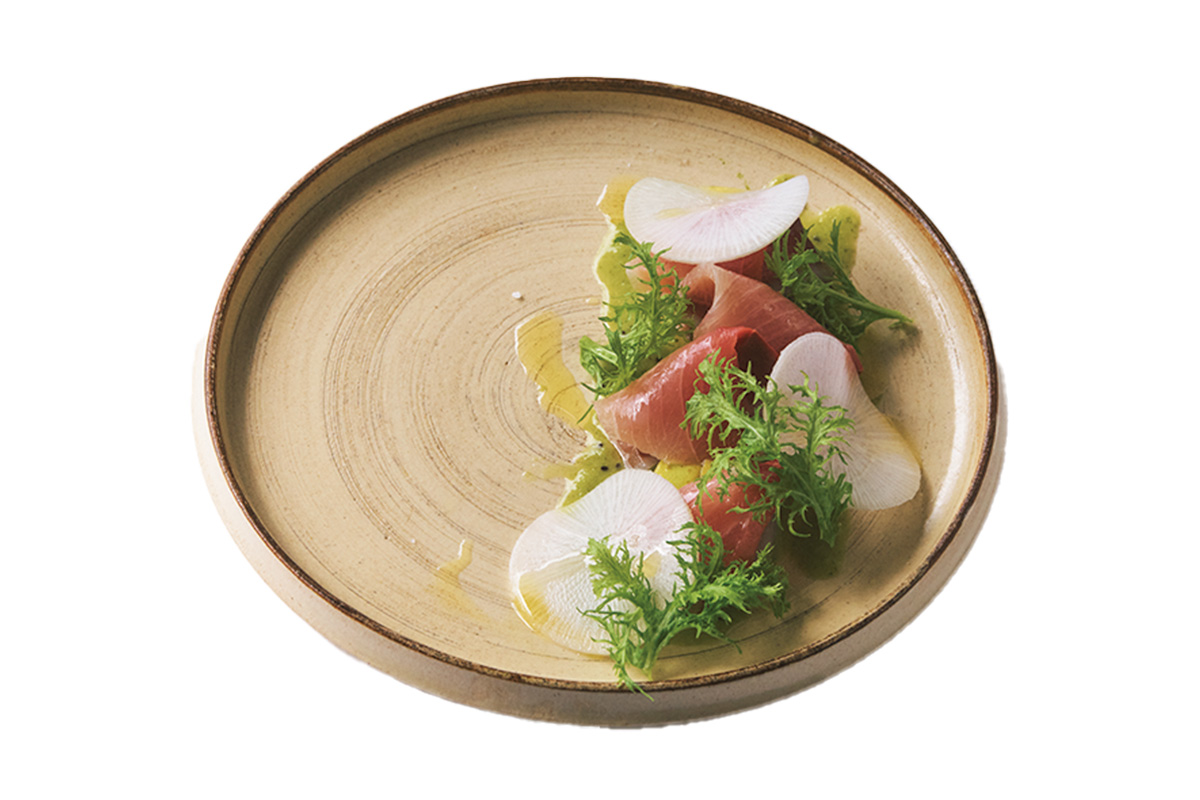 「北海道産天然ぶりと青リンゴのマリネ」1,980円。旬の食材を使い、季節ごとにメニューが替わる。