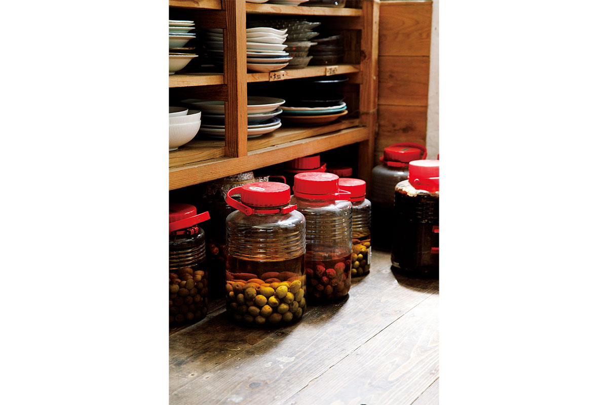 台所には梅酒の保存瓶が。家も食も永く生かせるよう、自然の理に沿いデザインしている。