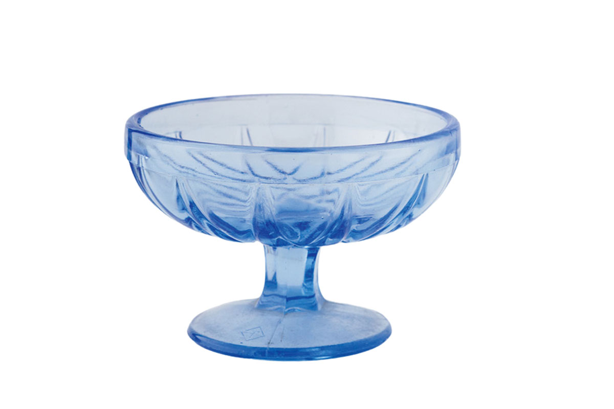 昭和初期のものと思われる厚みのあるガラス製のアイスクリームグラス。アクセサリートレイにしても絵になりそう。2,000円。