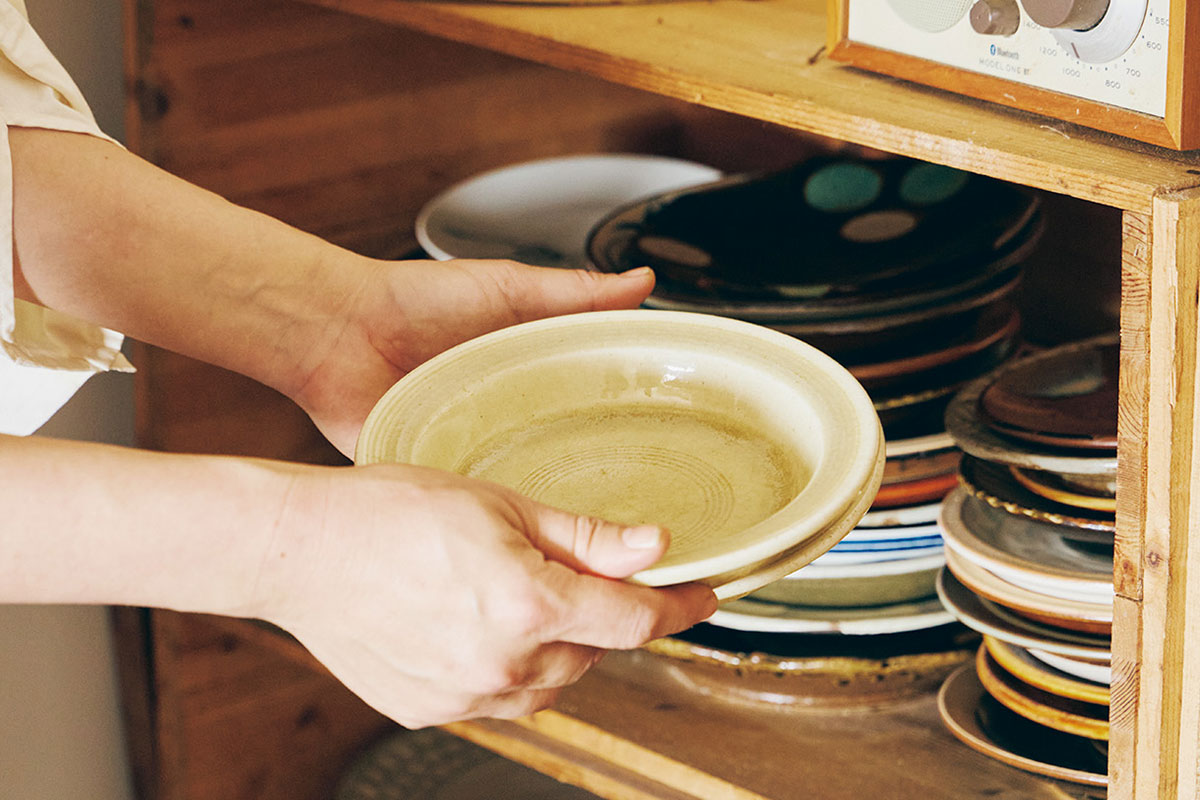 キッチンに近い場所の木箱には、頻繁に使うお皿を重ねて収納。