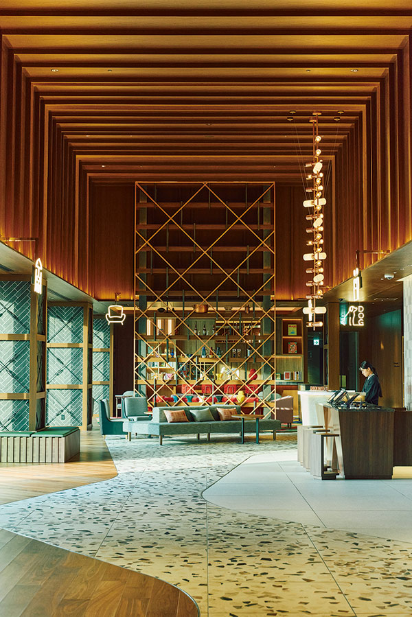 ホテルの中心であり滞在拠点とな るパブリックスペースの〈 OMO ベ ース〉。天井高 6m 、約 1,200m² のダイナミックな空間が広がる。空中庭園や〈 OMO カフェ&バル〉へと続く。