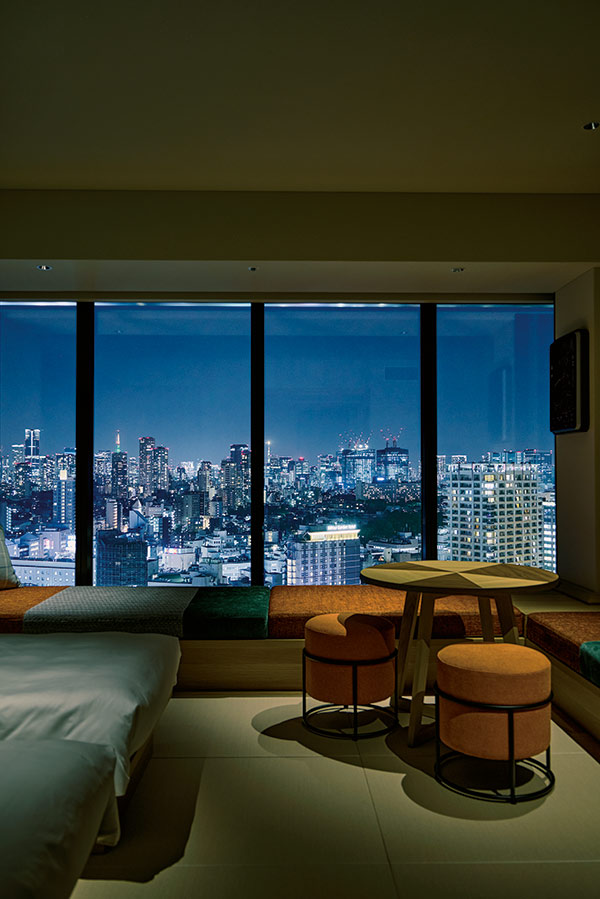 都心の夜景と夜空を見渡せるのが 〈 OMO5 東京五反田〉の醍醐味。 デラックスルームは窓際にソファを設えてあり、夜がふけていくのを眺めて過ごすのもおすすめ。