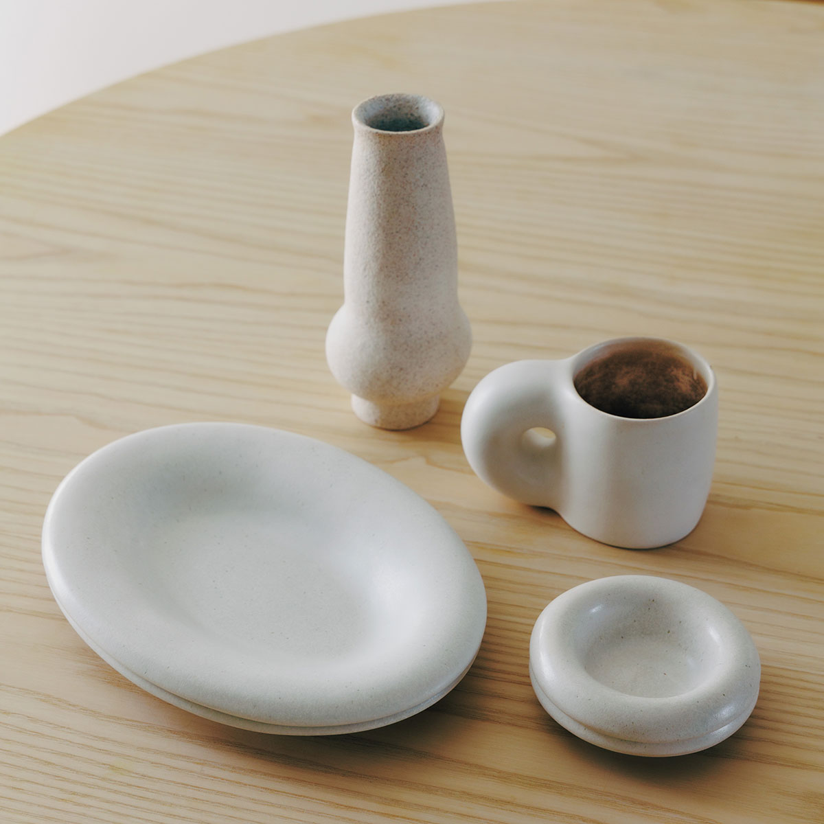 「 この家にしっくりくる白い器をよく使うようになりました」。最近のお気に入りは入江佑子さんの器。花瓶も家の雰囲気と合うと言う。