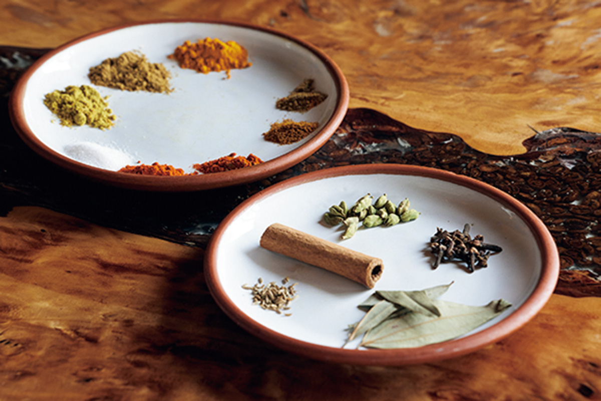 現地から仕入れるスパイスがふわりと香る。

ネパールでは香辛料を効かせすぎず、食材を引き立てるために用いられる。直輸入するスパイスは、高地で栽培された上質なもの。