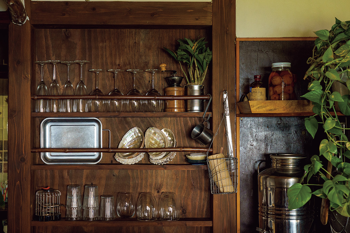 キッチンの背面の棚も先住のフランス人のDIY。グラス程度しか並べられない狭い奥行きだけど、貝殻やハーブなども飾って“見せる収納”に。