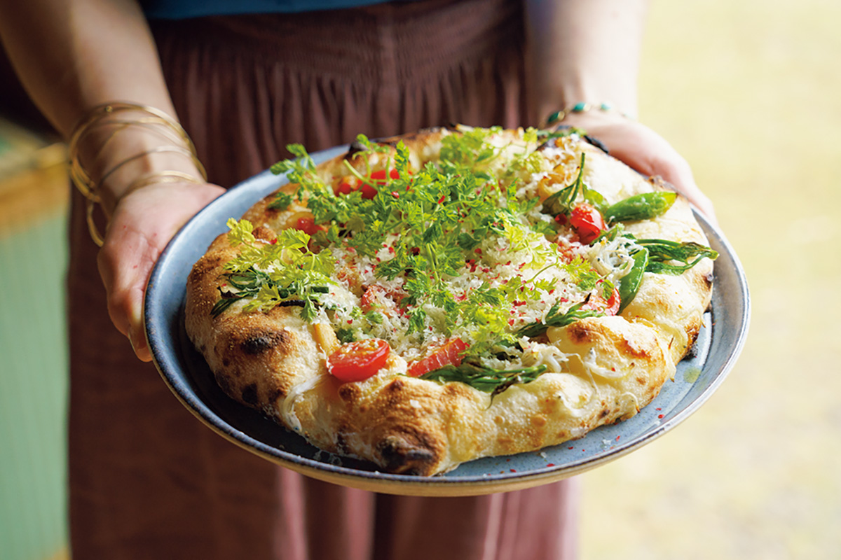 地元で獲れたシラスと庭で採取した山菜を使って焼いたピザ。