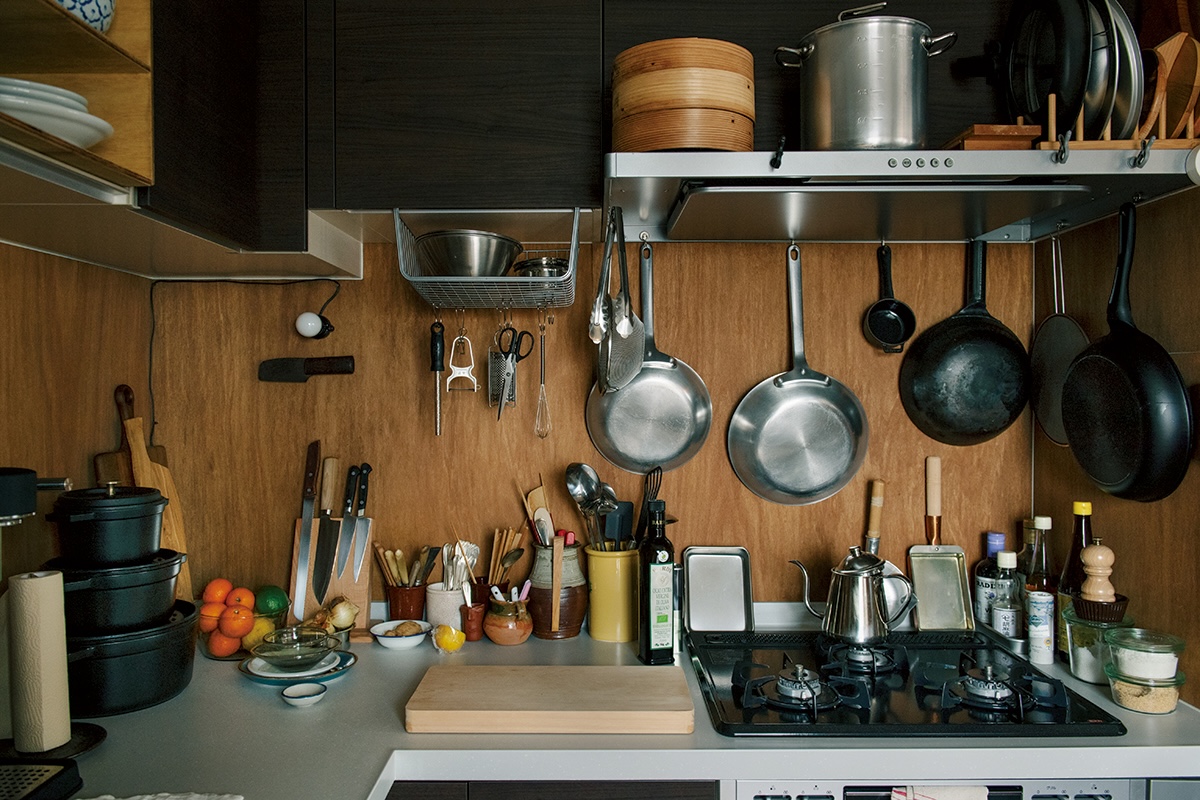 「使用頻度は低い」と話すわりに、大小の鍋におひつ、蒸籠、卵焼き器と一通りの調理道具が揃う。整理整頓の徹底ぶりは店の厨房に同じ。