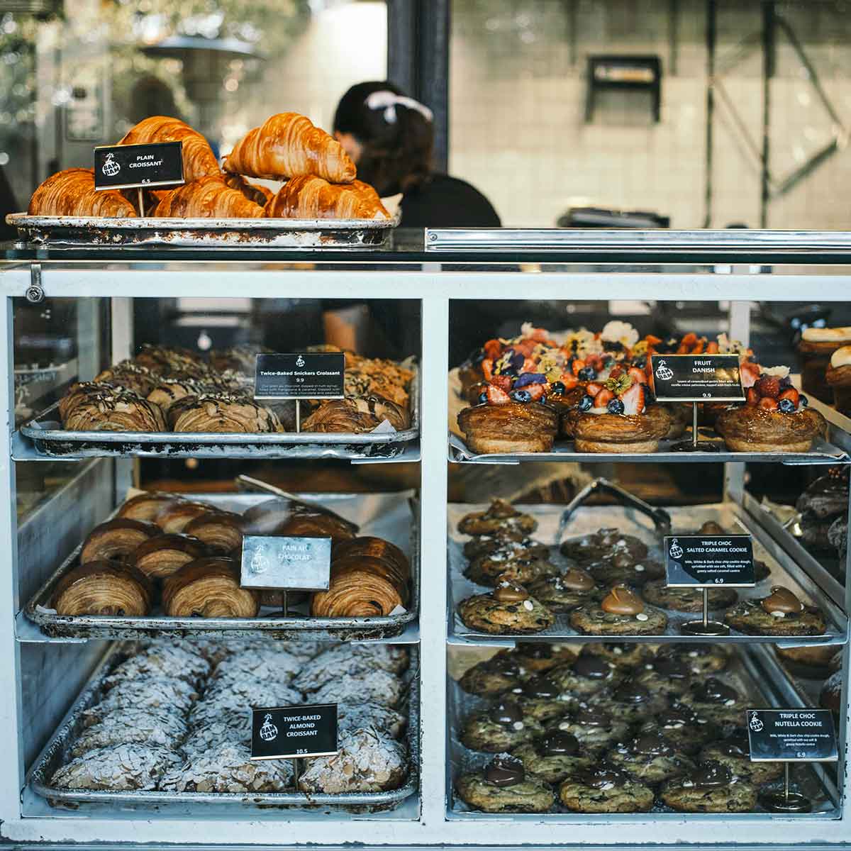 ショーケースに並ぶパンが食欲をそそる！