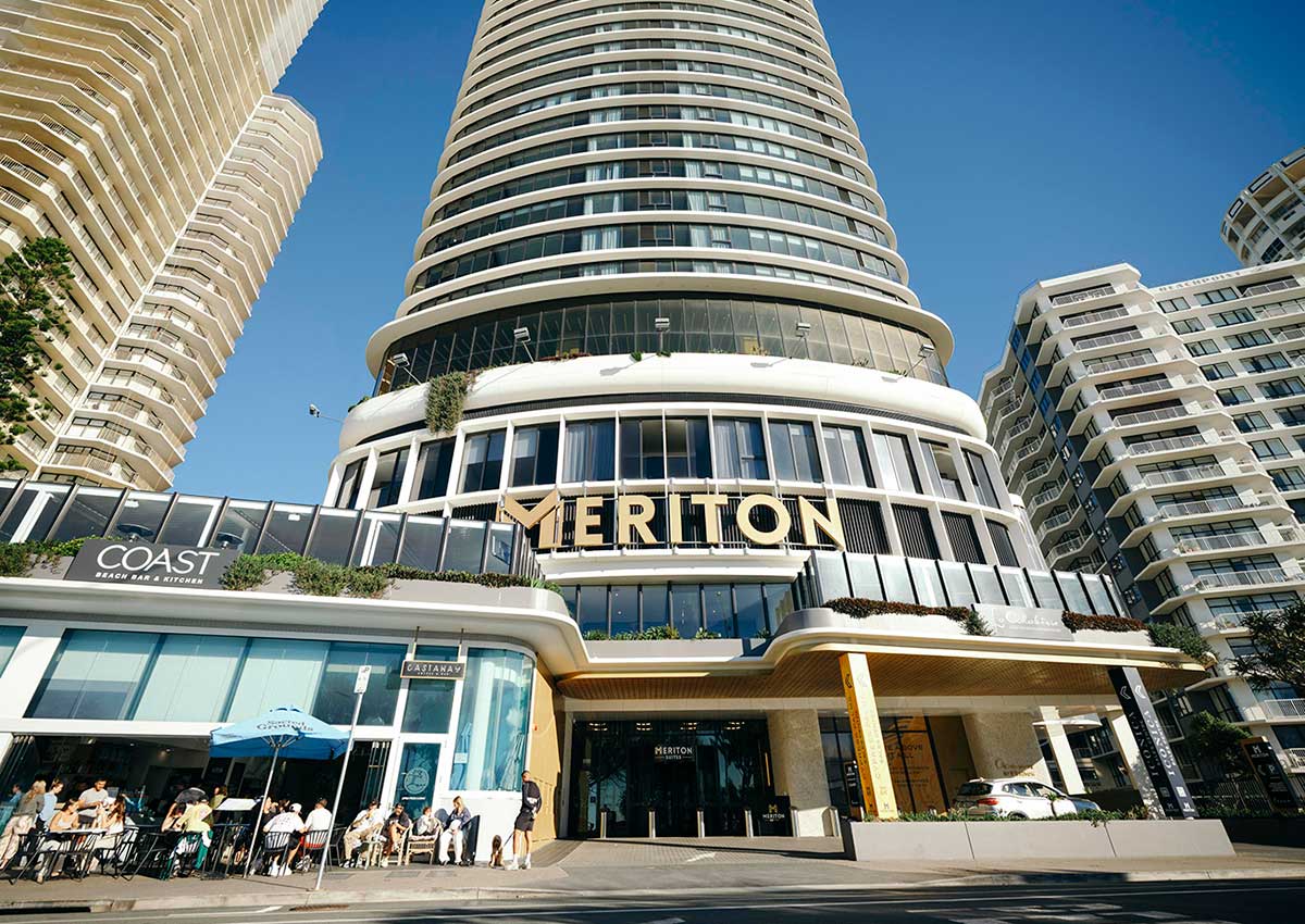 ビーチの目の前にそびえ立つ、〈Meriton Suites Surfers Paradise〉。