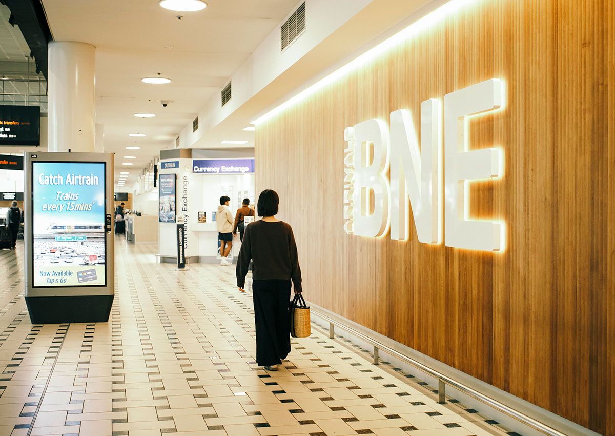 ブリスベン空港に到着！　夜中の機内は少し冷えるので、多めの防寒具があると安心◎