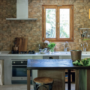 キッチンの天板はイタリアで職人にサイズを伝えて切り出してもらった大理石。ガスオーブン、コンロなど使いたいものを揃え、それらありきで全体を設計した。