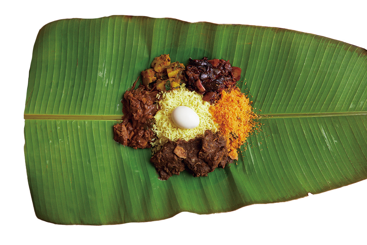 バナナの葉に包まれたスリランカのお弁当「ランプライス（チキン）」1,760円。