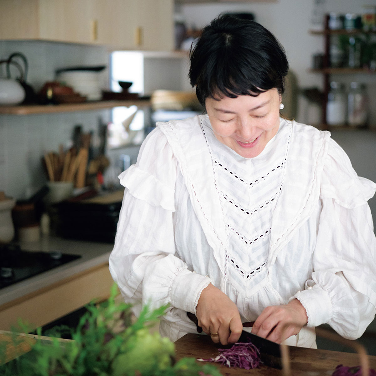 鳥取県〈大塚刃物鍛冶〉の包丁で楽しそうに野菜を刻む野村さん。