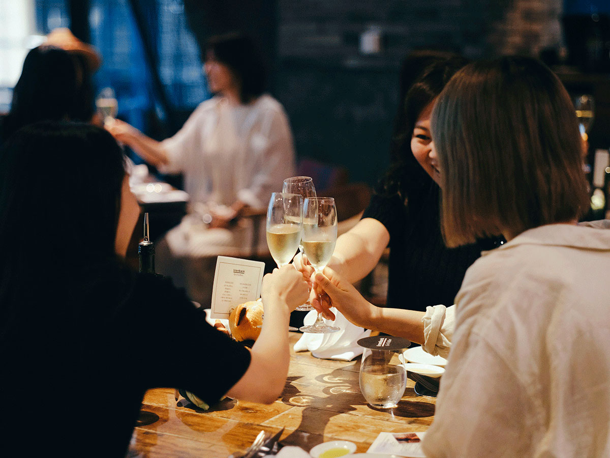 メンバーたちも続々と集まり、“Cheers!”（乾杯）でイベントスタート！