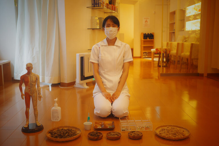 初めてのお灸体験へ。「なんとなくの不調」から解放されたい | ゆるめる23時 | Hanako Web