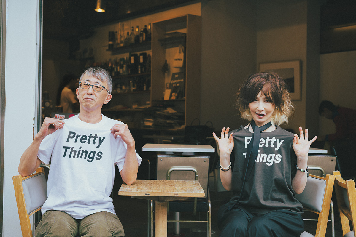 〈BOWERY KITCHEN〉からも程近い、山本さんが手がけるコーヒーショップ〈Pretty Things〉のオリジナルTシャツをお揃いで着用。P76【山本宇一×YOU カフェでなにしてる？】より