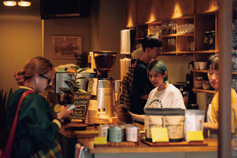 中野のカフェLOUの内観とスタッフ