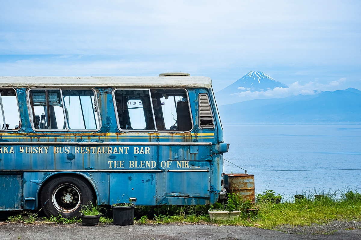 富士山と海を一望！完全予約制の絶景バスカフェ〈The Old Bus〉