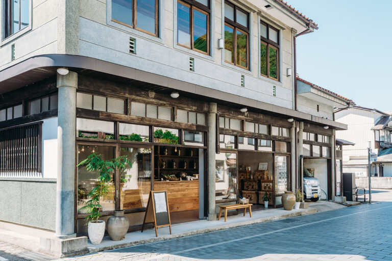 津和野の香味園 上領茶舗の外観