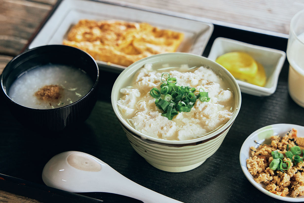 一日の始まりにぴったりの体が喜ぶ豆腐の定食。沖縄県＜とうふの比嘉＞のかりゆしセット。／P52【わざわざ行きたい、もう一度食べたい　朝食リスト】より