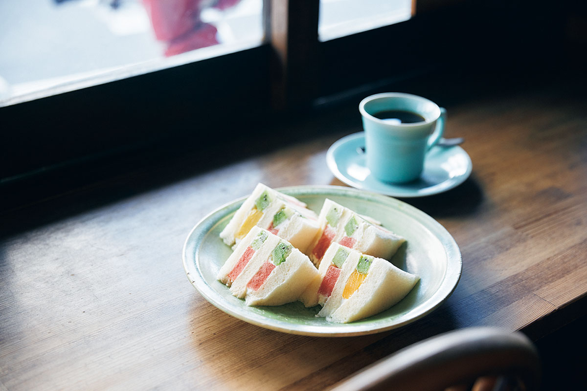 口いっぱいに広がる果汁で爽快な目覚めを。京都府＜市川屋珈琲＞の季節のフルーツサンド。／P57【わざわざ行きたい、もう一度食べたい　朝食リスト】より